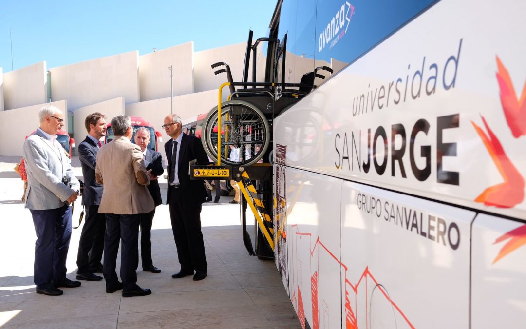 La Universidad San Jorge presenta sus nuevos autobuses adaptados para personas con movilidad reducida