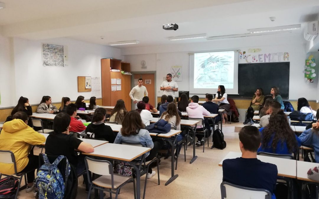 Dos alumnos de Enfermería imparten a los estudiantes de 1º de Bachillerato del Centro San Valero la primera sesión del proyecto Salud Mental En Positivo