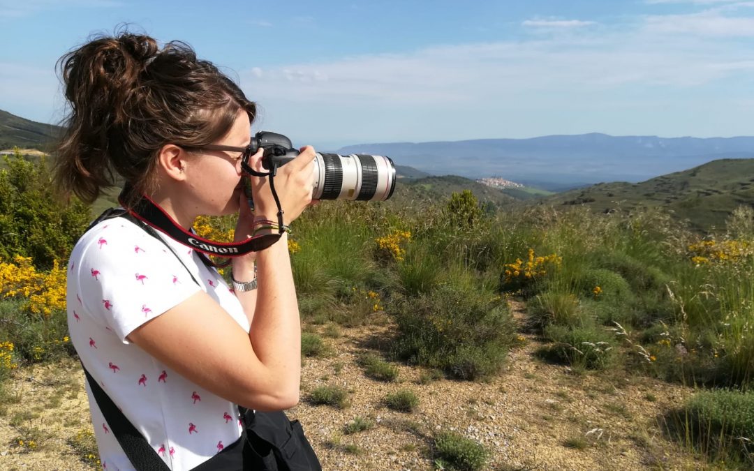 Laura Uranga, realizando una fotografía para la sección "Aragón, pueblo a pueblo"