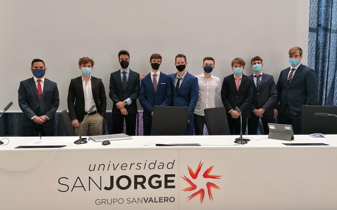 Jorge Rodríguez y sus alumnos del debate