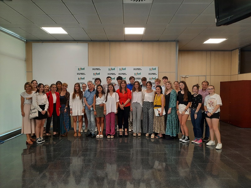 Los alumnos que participaron en la VI Asamblea Extraordinaria del Modelo de Parlamento Europeo entregan sus resoluciones al Departamento de Sanidad del Gobierno de Aragón