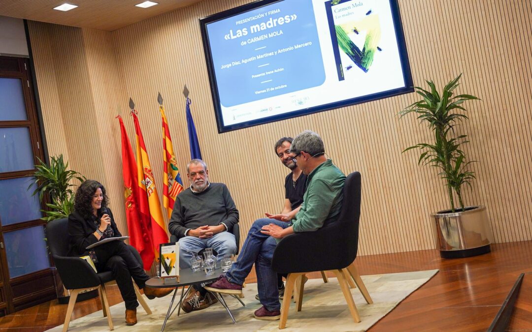 Jorge Díaz, Agustín Martínez y Antonio Mercero presentan la novela de Carmen Mola “Las madres” en una charla en el Grupo San Valero