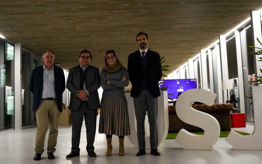 Raúl Sanllehí y Miguel Gay-Pobes, director general y responsable de Relaciones Institucionales del Real Zaragoza, visitan la USJ