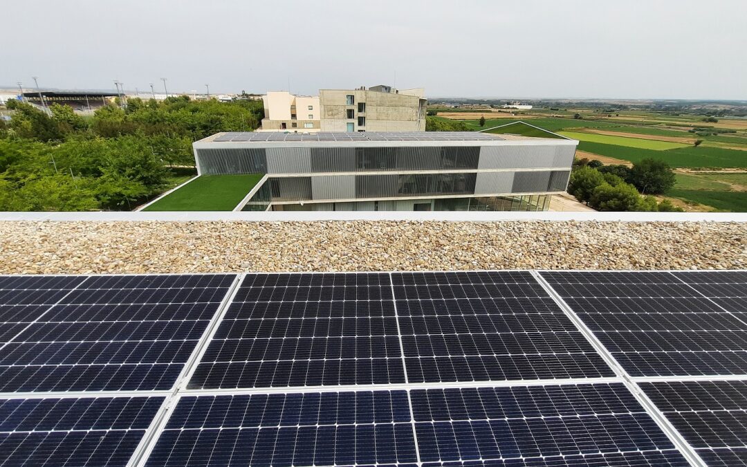 La USJ continúa apostando por las renovables con la instalación de placas fotovoltaicas en sus edificios
