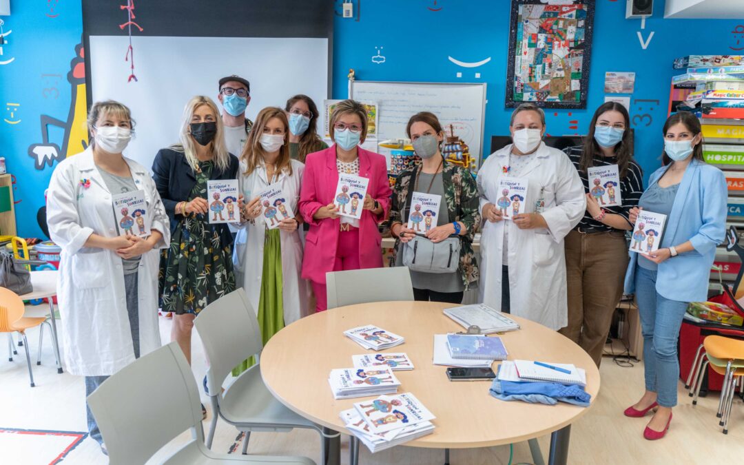 La USJ entrega el número de verano de la revista “Botiquín y Sonrisas” a las maestras del Aula Hospitalaria del Hospital Miguel Servet
