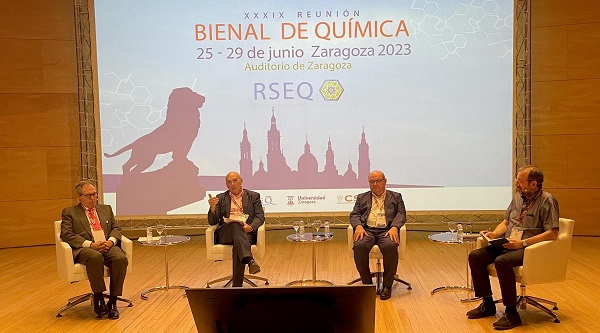 César Romero interviene en la mesa redonda «La Nueva Educación” de la reunión de la Bienal de Química