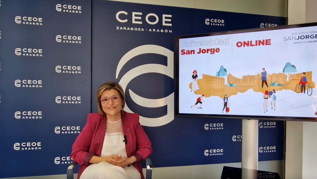 Berta Sáez presenta en el canal de YouTube de CEOE Aragón la oferta de formación online de la USJ