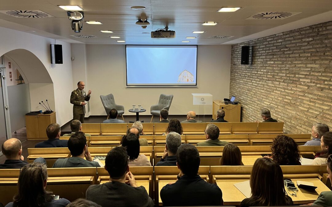 Conrado Cebollero, delegado de la Defensa en Aragón, habla sobre el liderazgo en las Fuerzas Armadas a los alumnos del máster en Dirección y Gestión de Empresas