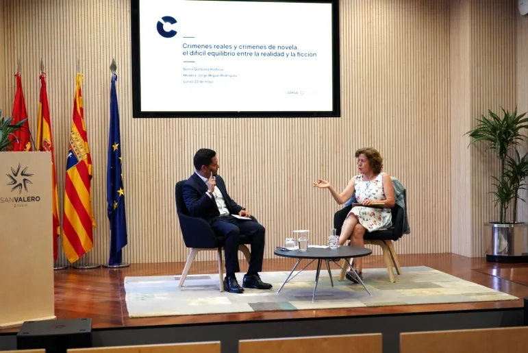 Berna González, escritora, periodista y subdirectora de El País, imparte una charla sobre crímenes, periodismo, realidad y ficción en el marco del Festival Aragón Negro