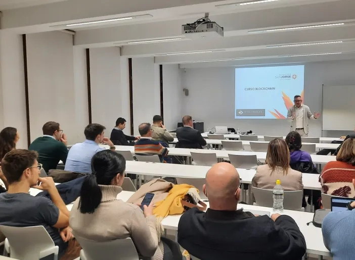Diego Fradejas, experto en blockchain y criptomonedas, imparte una conferencia en el Máster de Formación Permanente en Dirección y Gestión de Empresas