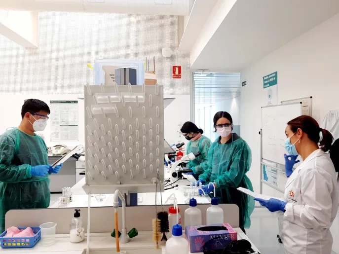 Los estudiantes que representarán a Aragón en la fase nacional de la Olimpiada de Biología realizan un entrenamiento práctico en la USJ