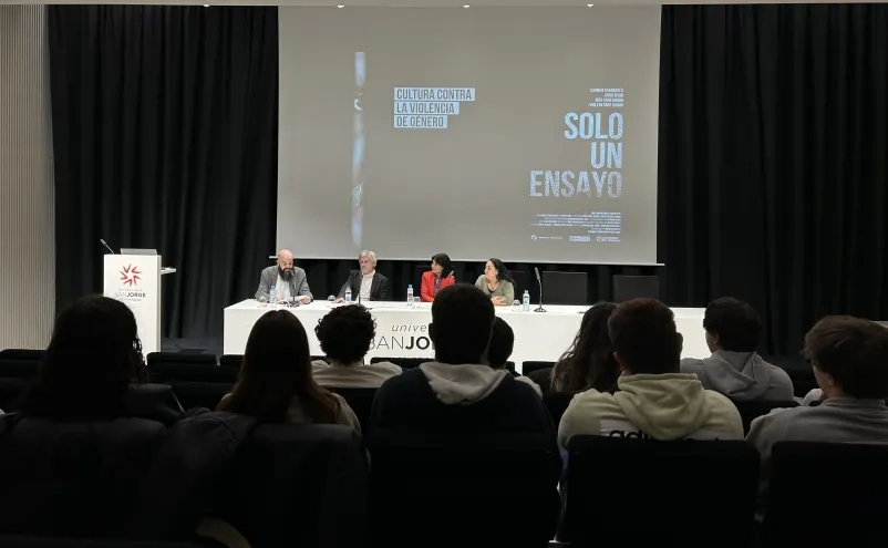 El director de cine Gaizka Urresti presenta el corto “Solo un ensayo” en la USJ