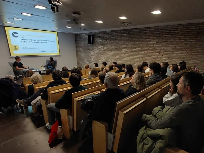 Presentación de Sudando Lágrimas, un libro que sumerge al lector en un viaje de conflictos internos y gestión emocional en la adolescencia