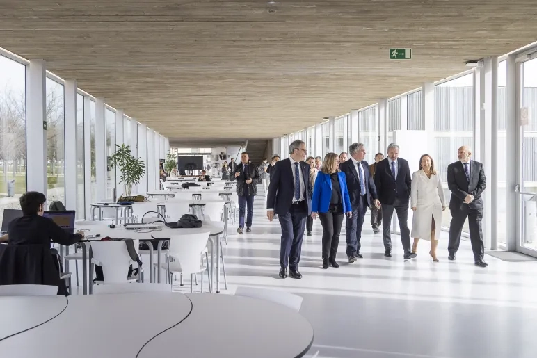 El presidente del Gobierno de Aragón, Jorge Azcón, visita la Universidad San Jorge con motivo de su vigésimo aniversario