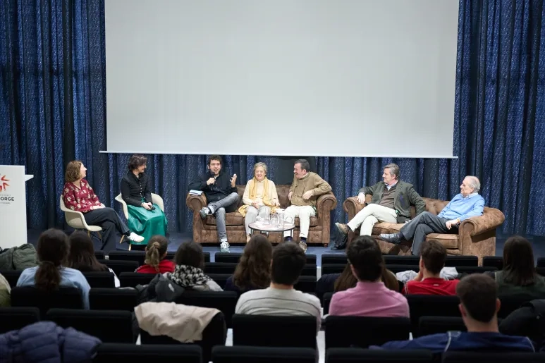 El director y guionista Javier Macipe comparte con los alumnos la importancia de la figura del maestro en la vida de las personas