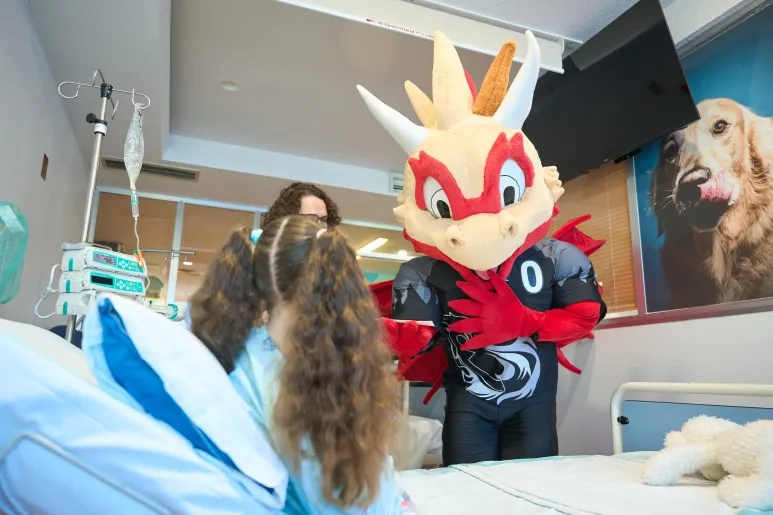El dragón de la USJ sorprende a los niños hospitalizados y los acompaña en un inolvidable cuentacuentos