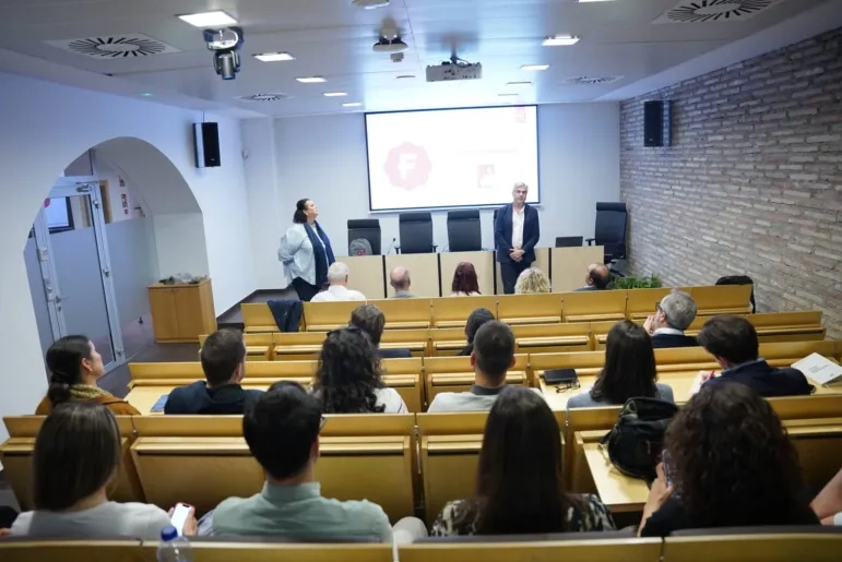 Cristina Gallart, de Fibrin, comparte con los alumnos del Máster en Dirección y Gestión de Empresas de la USJ en qué consiste el liderazgo sistémico de su organización