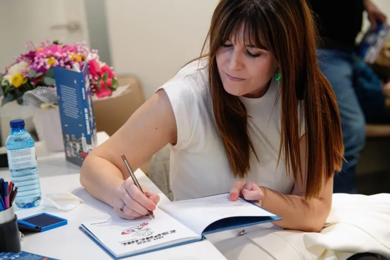 Nerea Resa, antigua alumna de Periodismo, conciencia sobre la diversidad funcional en su libro Un ser espacial