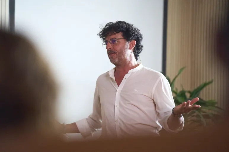 El fotoperiodista Emilio Morenatti desvela las claves de su obra en la conferencia «El oficio de mirar y el compromiso con la realidad»