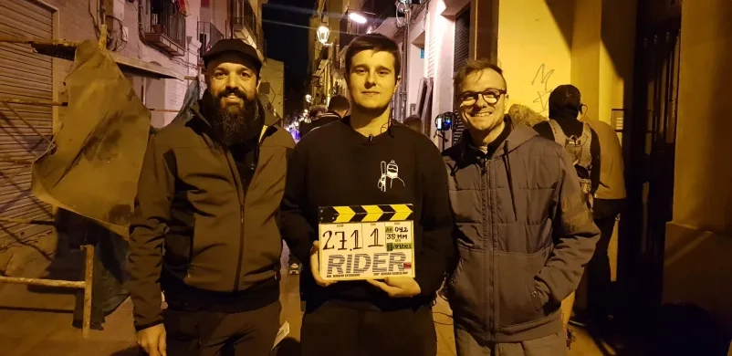 El egresado Sergio Prades y el director del grado en Comunicación Audiovisual, Ignacio Lasierra, se reencuentran en el rodaje de “Rider”.