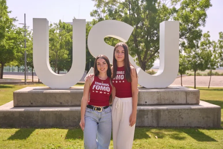 Las estudiantes Ana Capalvo y Andrea Bernal nos presentan “La fiebre del FOMO”, la propuesta ganadora del concurso de creatividad MahouLab 2025