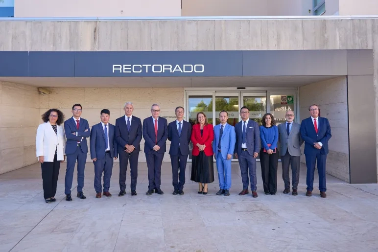 El embajador de la República Popular de China en España, Yao Jing, visita la Universidad San Jorge para conocer las acciones de formación que se están desarrollando con su país