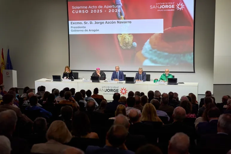 La Universidad San Jorge celebra su acto solemne de Apertura del curso 2025-2026 e inviste a sus nuevos doctores