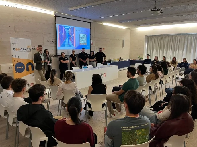 El programa USJ Connecta Talento recibe a profesionales de Amazon Web Services que han compartido su experiencia con los alumnos de la Universidad San Jorge