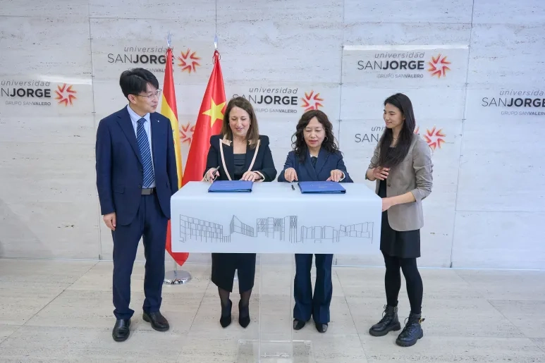 La Universidad San Jorge y la Hangzhou Polytechnic firman un acuerdo de colaboración para desarrollar programas conjuntos con empresas del vehículo eléctrico