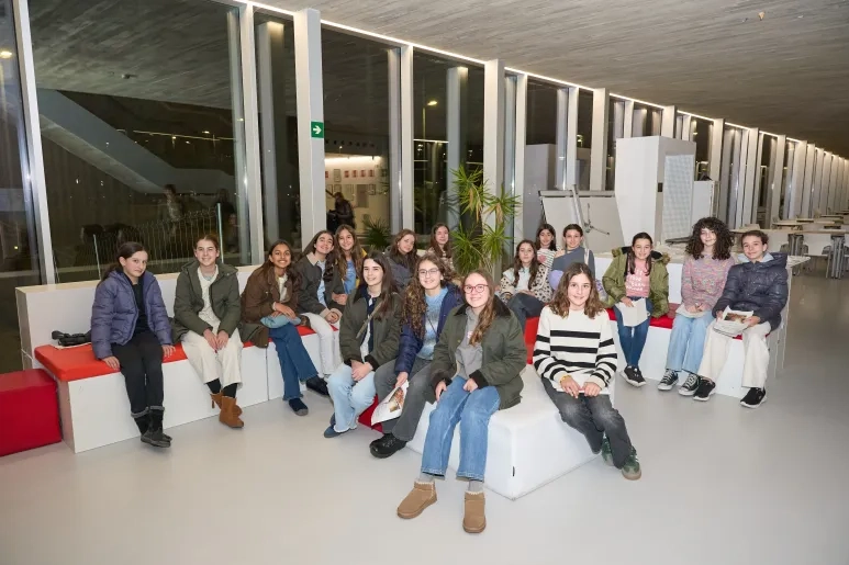 Estudiantes del proyecto STEM Talent Girl participan en el taller USJ Lab de la Universidad San Jorge 