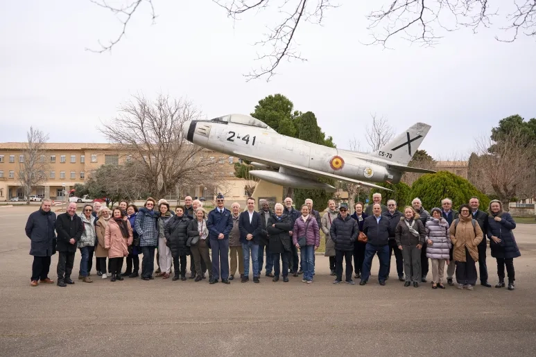 Más de 50 alumnos de USJ Sénior conocen las políticas de seguridad y defensa de la Base Aérea de Zaragoza 