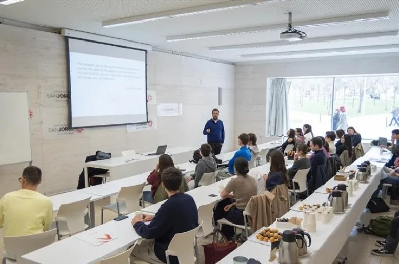 El experto en innovación pública Raúl Olivan imparte la charla  ‘Derecho al futuro’ en el marco del ciclo Life Skills Academy 