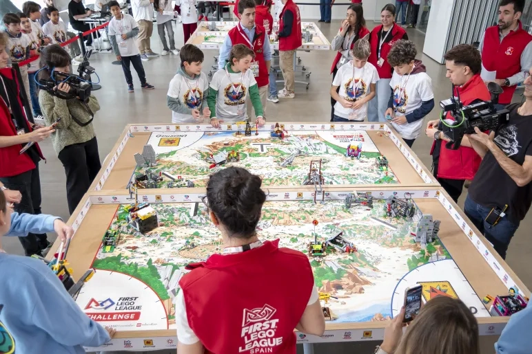 La Universidad San Jorge impulsa el talento, la creatividad y la robótica de más de 100 jóvenes en la final de la First Lego League Aragón