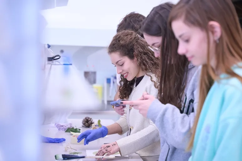 Creatividad, experimentación y conocimiento del entorno natural en un taller de cianotipia