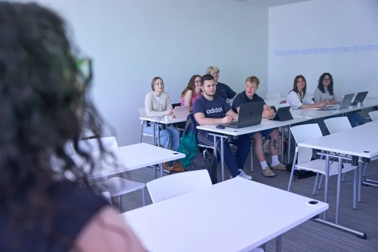 El Instituto de Lenguas Modernas de la Universidad San Jorge, reconocido oficialmente como “Centro Acreditado por el Instituto Cervantes”