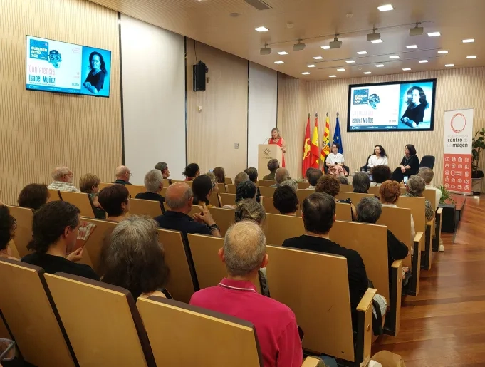 La fotógrafa Isabel Muñoz recorre su trayectoria profesional en una charla enmarcada en la Summer Foto ZGZ 