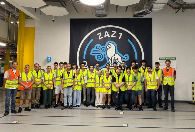 Estudiantes y egresados de la Universidad San Jorge conocen el modelo de trabajo de Amazon en una visita a sus instalaciones de Zaragoza