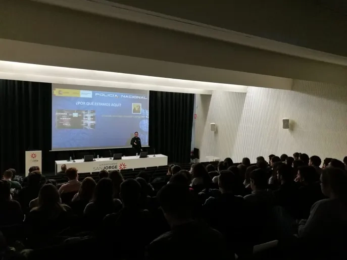La Policía Nacional imparte una conferencia sobre la responsabilidad de la comunicación en la era digital enmarcada en el V Seminario de Norma(s) y uso(s) del español