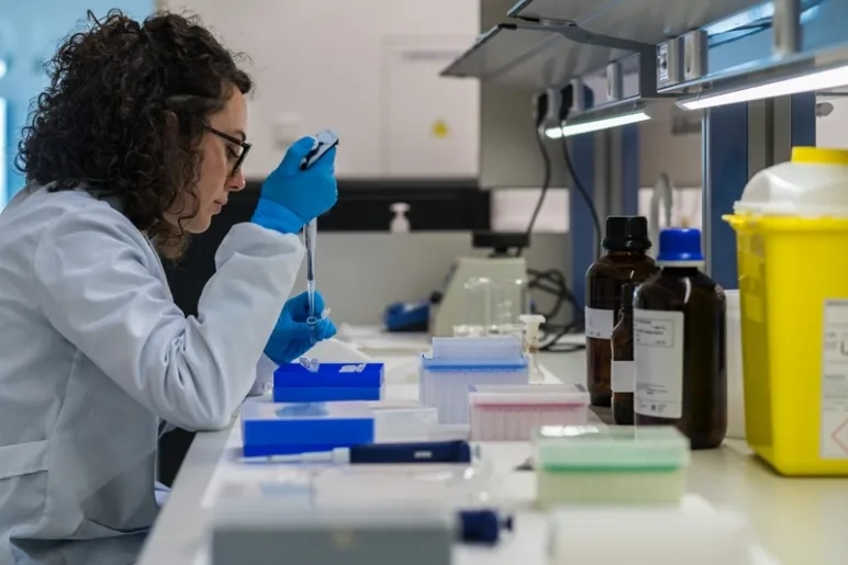 La Universidad San Jorge y la Sociedad Española del Medicamento Individualizado firman una cátedra de investigación