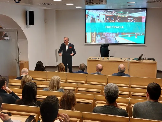 El presidente de Eboca explica un nuevo modelo de organización empresarial a los alumnos del máster en Dirección y Gestión de Empresas de la USJ