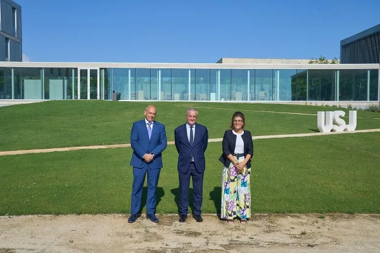 El presidente de las Cortes de Aragón, Javier Sada, visita la Universidad San Jorge para conocer su labor académica e investigadora