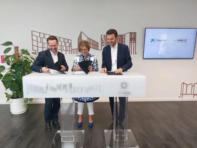 La USJ y Fundación "la Caixa" firman un convenio de colaboración para impulsar el proyecto de USJ Sénior 'Digital Mentoring +50'