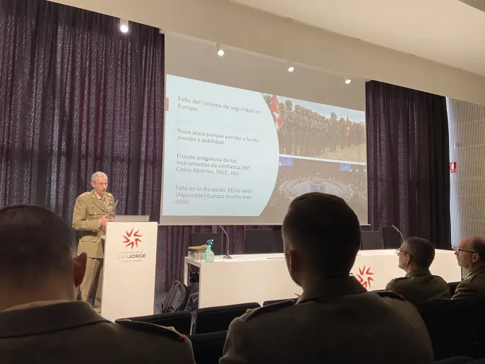 El coronel Calvo, director de la División de Coordinación y Estudios de Seguridad y Defensa, imparte una conferencia sobre el impacto de la guerra en Ucrania en la USJ