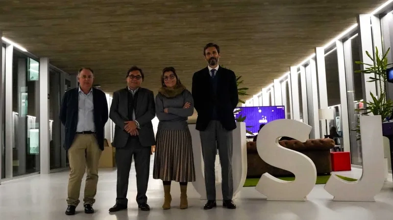 Raúl Sanllehí y Miguel Gay-Pobes, director general y responsable de Relaciones Institucionales del Real Zaragoza, visitan la USJ