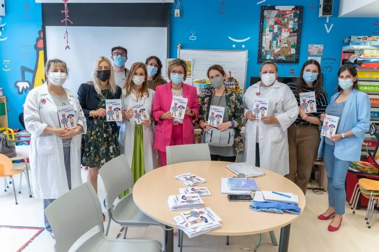 La USJ entrega el número de verano de la revista “Botiquín y Sonrisas” a las maestras del Aula Hospitalaria del Hospital Miguel Servet