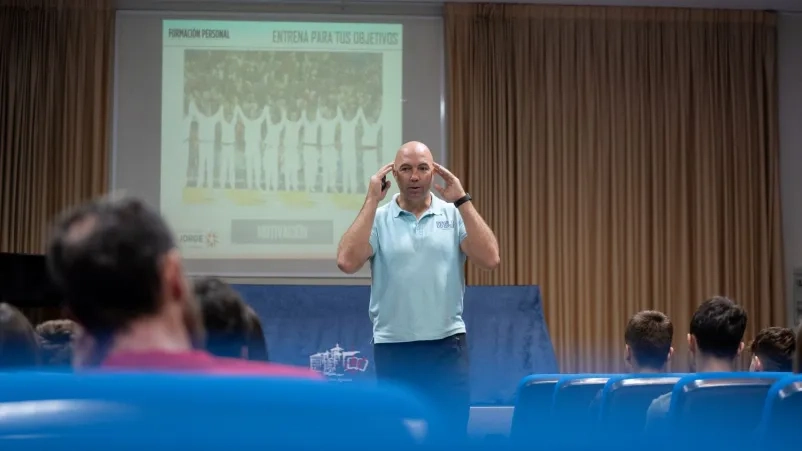 Demetrio Lozano, medallista olímpico y docente de la USJ, transmite los valores del deporte
