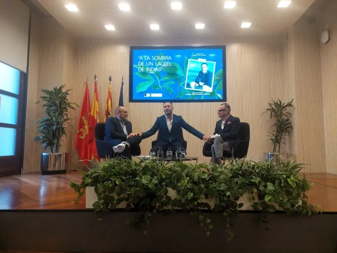 El periodista Jesús Nadador presenta en el Edificio Grupo San Valero su primera novela, 'A la sombra de un laurel de Indias'