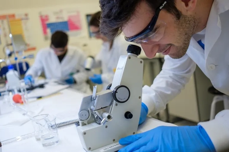El máster oficial en Atención Farmacéutica de la Universidad San Jorge ofrece una formación práctica, con pacientes reales y un equipo docente multidisciplinar