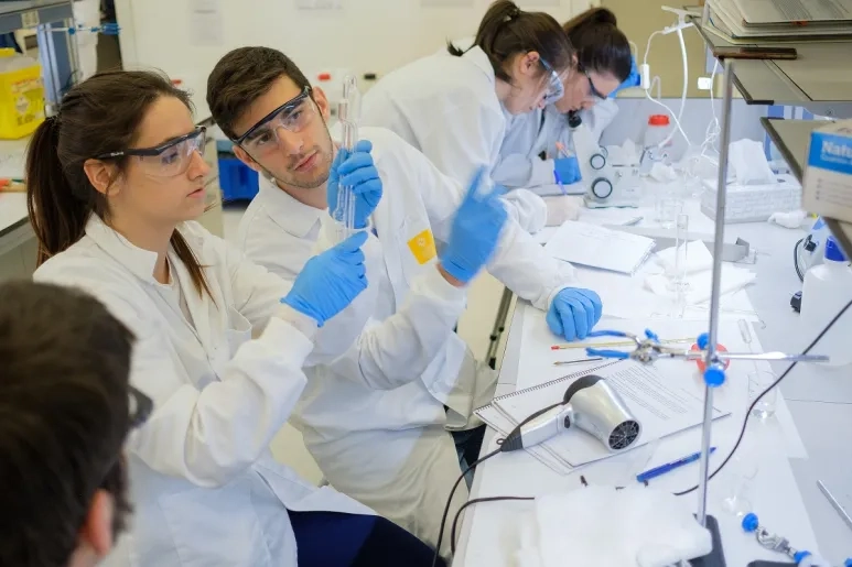 La Universidad San Jorge firma la renovación de la cátedra con el laboratorio farmacéutico Pranarom