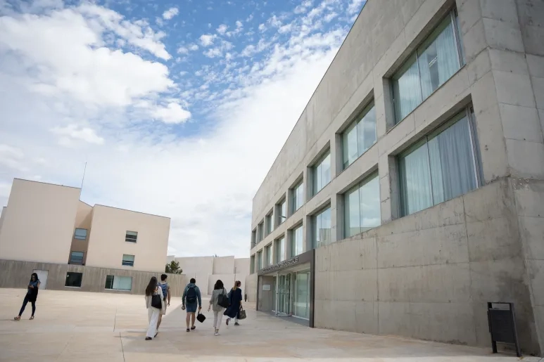 La Universidad San Jorge y el Centro Penitenciario de Daroca entregan unos premios literarios que buscan estimular la creatividad de los presos